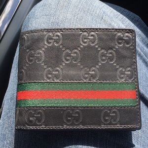 I’m selling a pre-owner Gucci Wallet (Men’s).